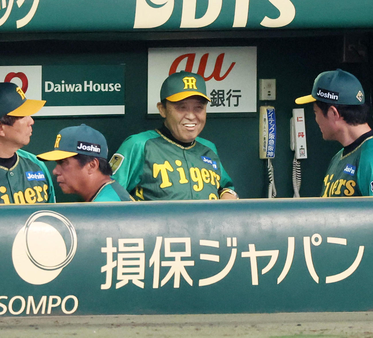 阪神対広島　5回表を終えベンチで白い歯を見せる岡田監督（撮影・加藤哉）
