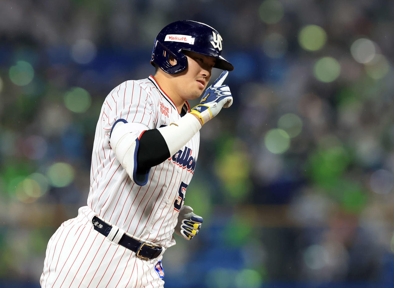 ヤクルト対DeNA 4回裏ヤクルト1死、村上は左越えソロ本塁打を放ち、指をさして三塁を回る（撮影・浅見桂子）
