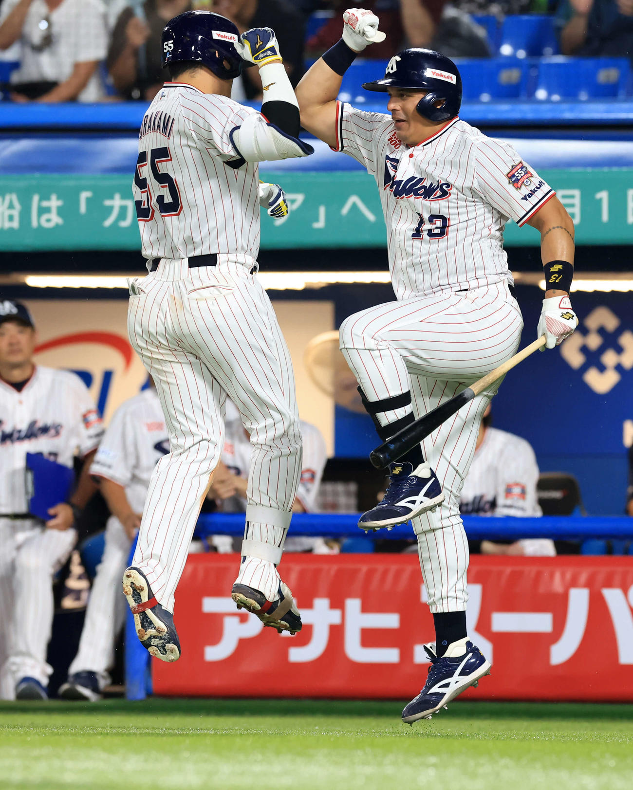 ヤクルト対DeNA 4回裏ヤクルト1死、村上（左）は左越えソロ本塁打を放ち生還してオスナとジャンピングタッチ（撮影・浅見桂子）