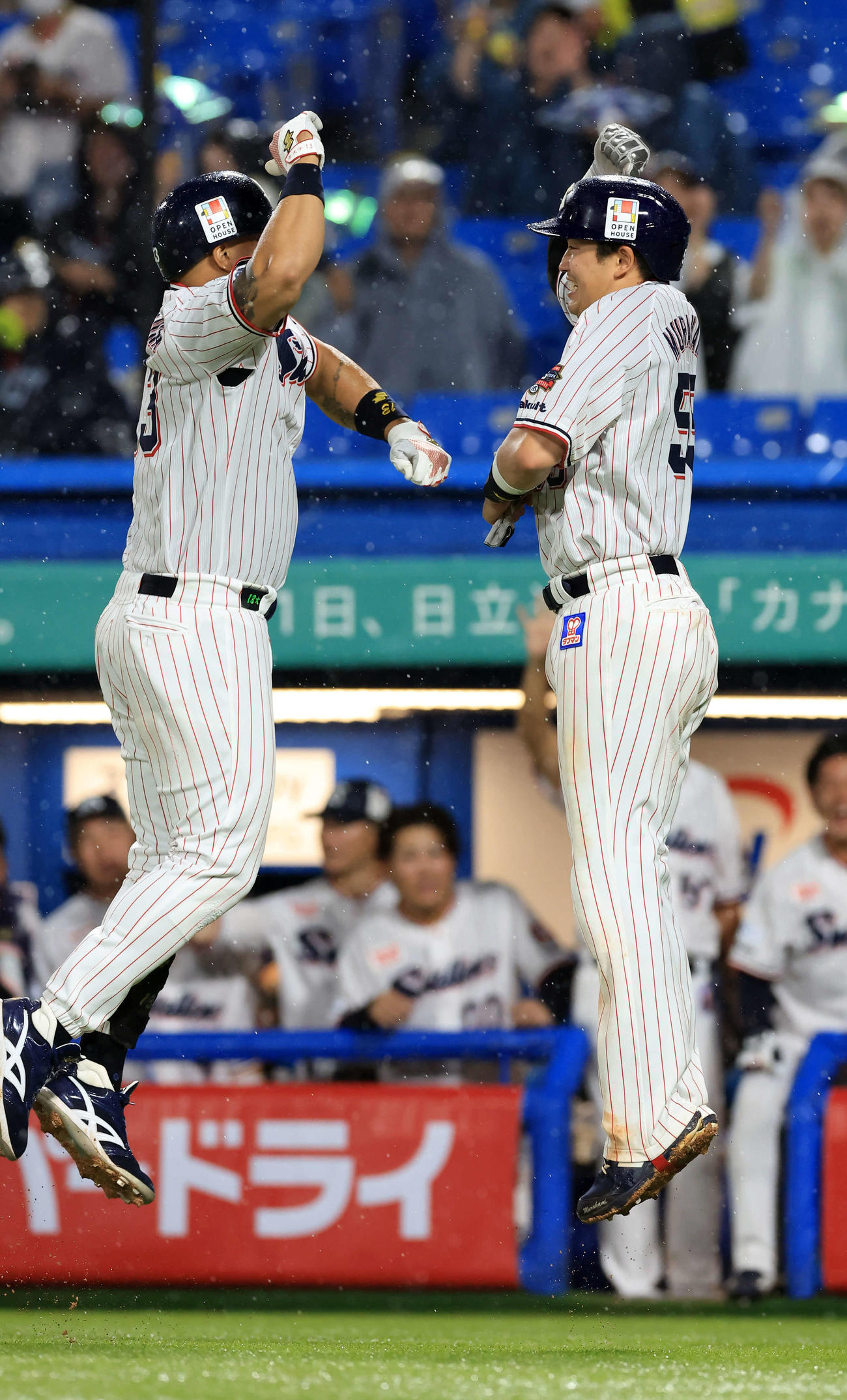 ヤクルト対DeNA 8回裏ヤクルト無死一塁、オスナ（左）が2点本塁打を放ち、ジャンピングタッチする村上（撮影・浅見桂子）