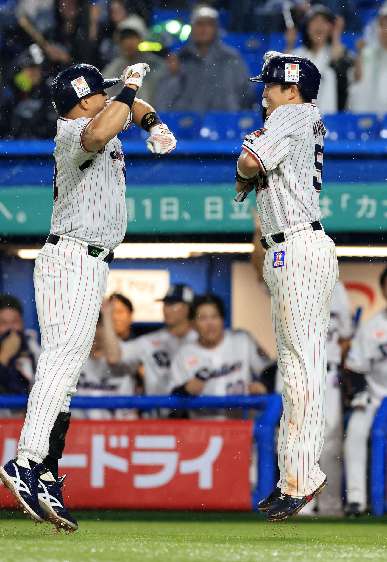 ヤクルト対DeNA 8回裏ヤクルト無死一塁、オスナ（左）が2点本塁打を放ち、ジャンピングタッチする村上（撮影・浅見桂子）