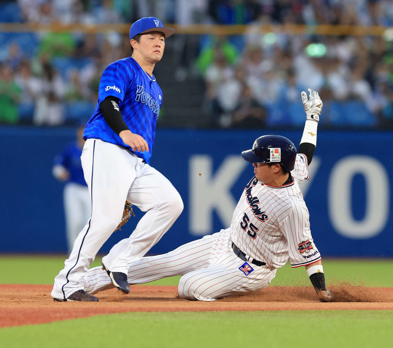 ヤクルト対DeNA 2回裏ヤクルト無死一塁、村上（右）は二塁盗塁を決める。左は牧（撮影・浅見桂子）