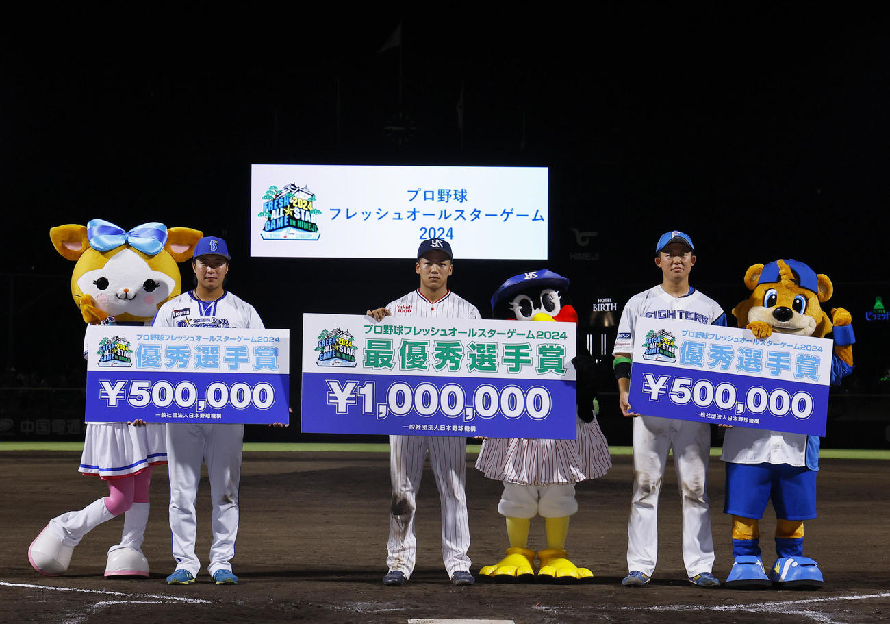 全イ対全ウ　最優秀選手賞に輝いた全イ橋本（中央）と優秀選手賞の石上（左）、進藤（右）（撮影・藤尾明華）