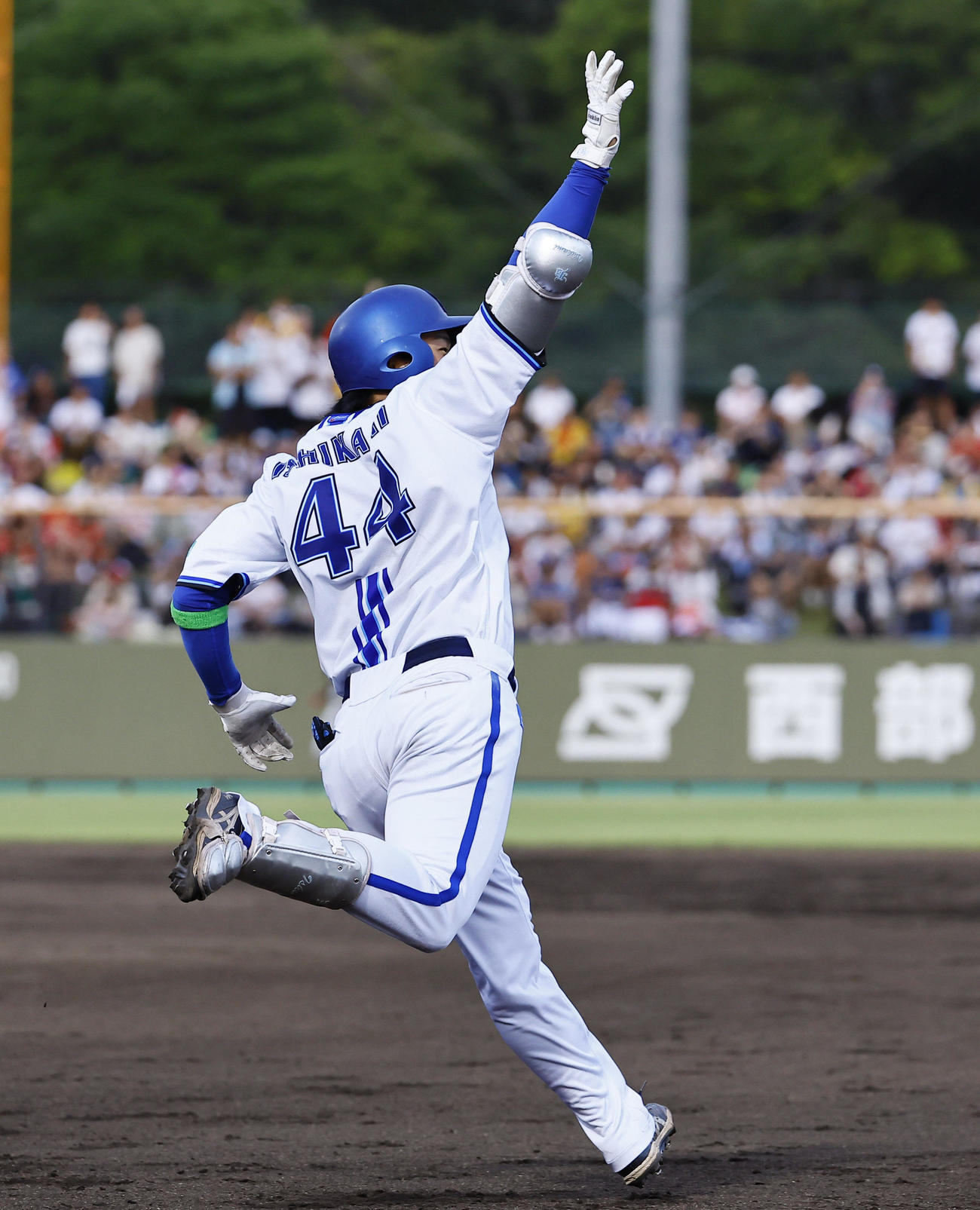 全イ対全ウ　3回裏全イ2死、石上は右越えに先制本塁打を放ち右手を掲げる（撮影・藤尾明華）