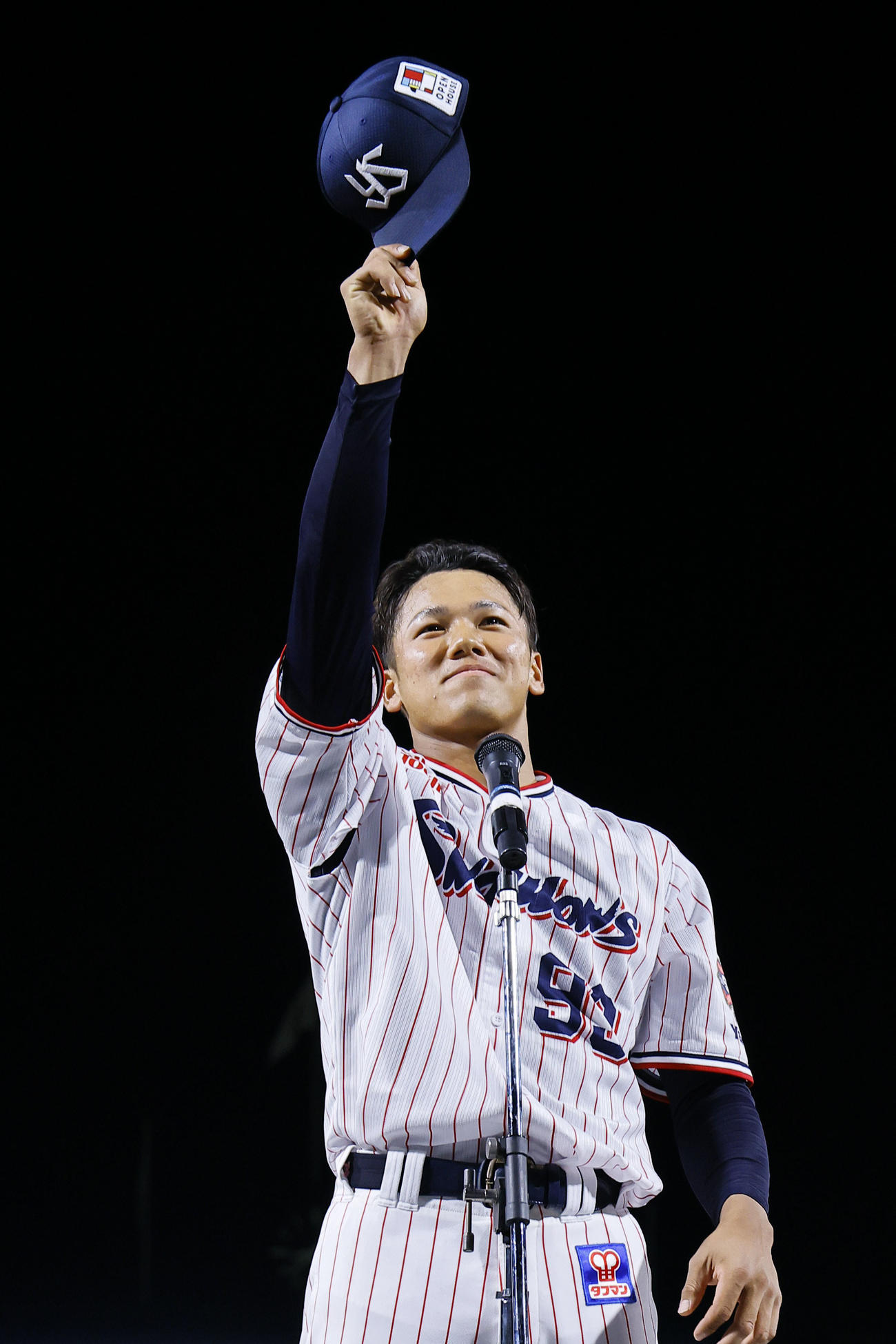 全イ対全ウ　ヒーローインタビューで声援に応える全イ橋本（撮影・藤尾明華）