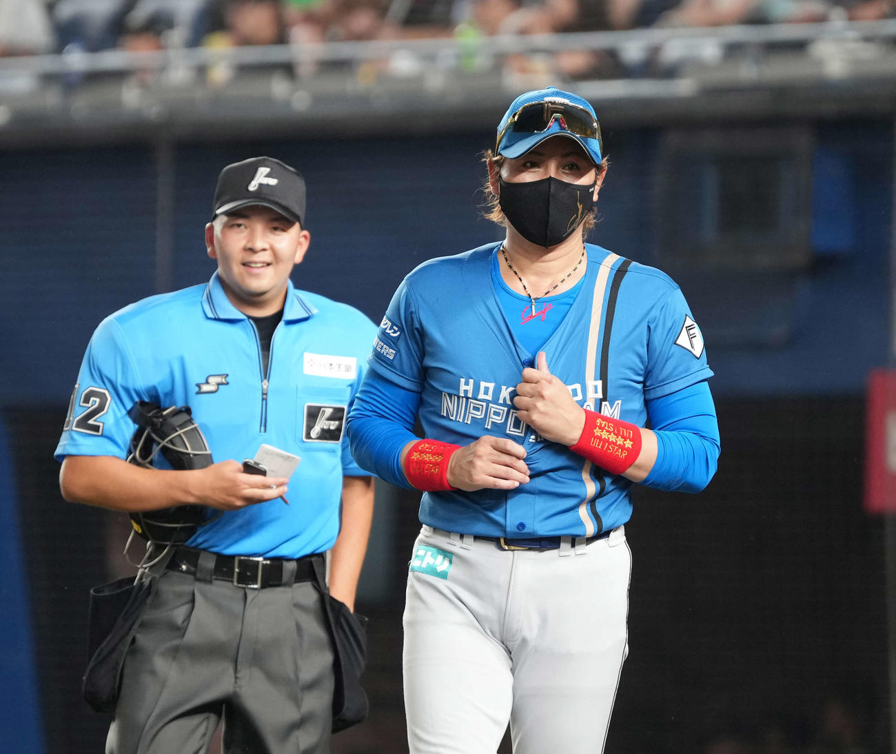 ロッテ対日本ハム　球審に選手交代を告げベンチへ引き揚げる日本ハム新庄監督（撮影・小沢裕）