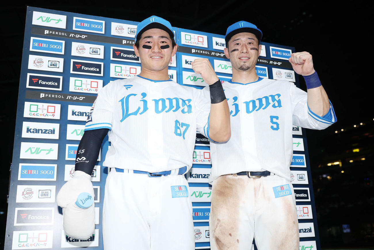 西武対ソフトバンク　ソフトバンクに勝利し、ガッツポーズで写真に納まる西武野村大（左）と外崎（撮影・河田真司）