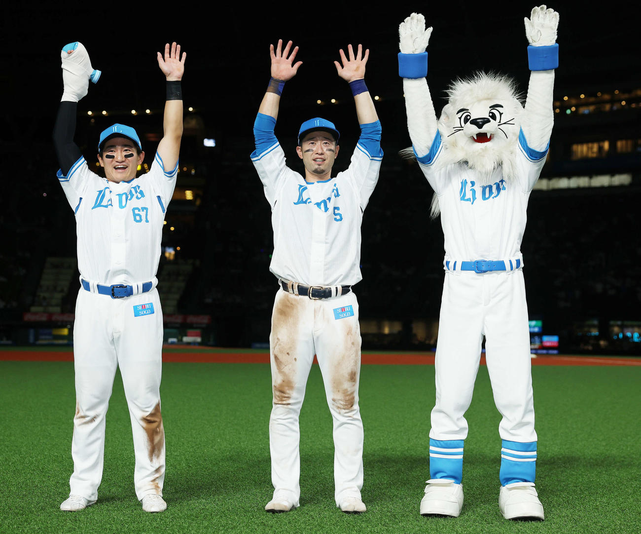 西武対ソフトバンク　ソフトバンクに勝利し、観客席にあいさつする西武野村大（左）と外崎（撮影・河田真司）
