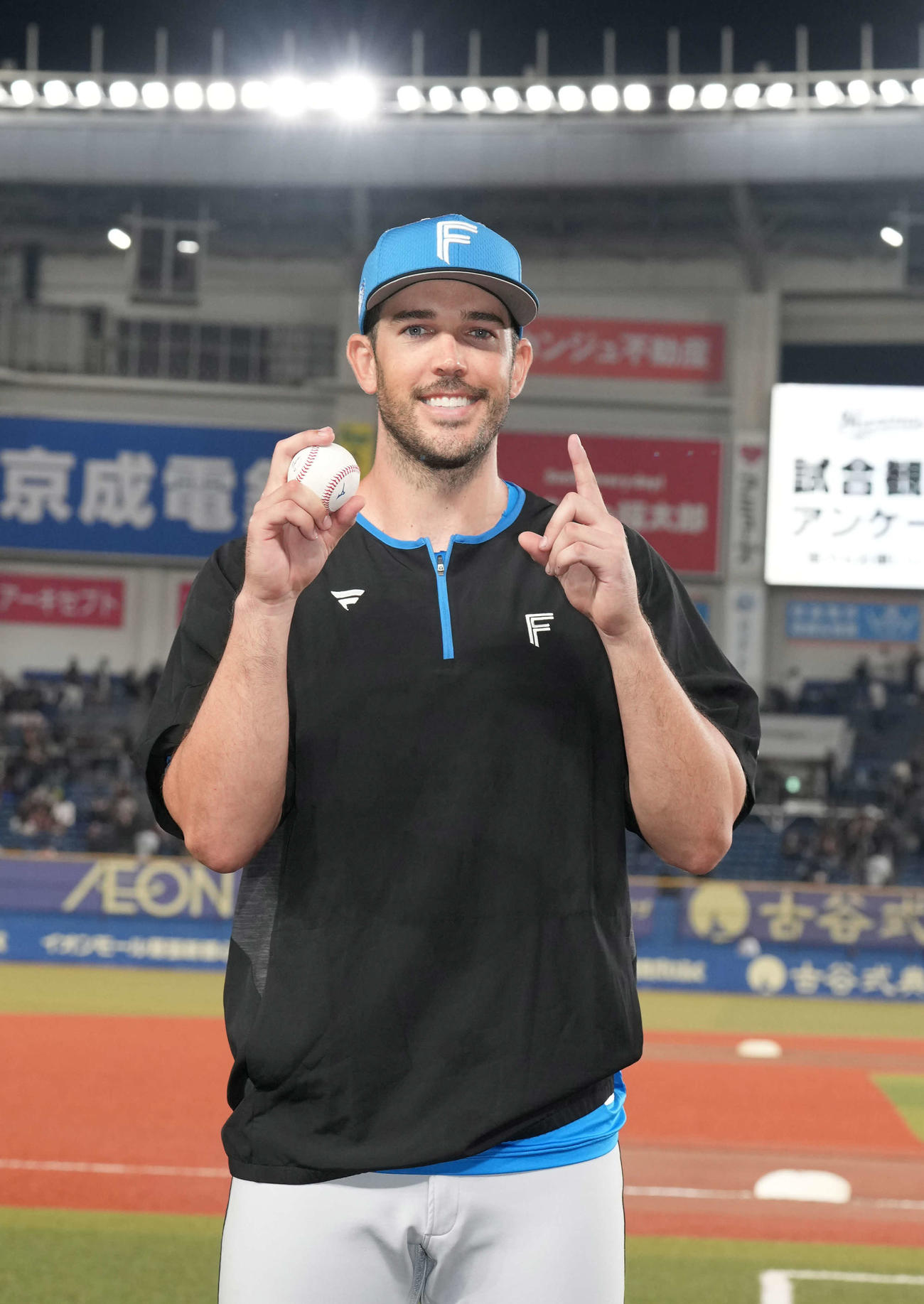 ロッテ対日本ハム　今季初勝利を挙げた日本ハム先発のバーヘイゲンはウイニングボールを披露する（撮影・小沢裕）