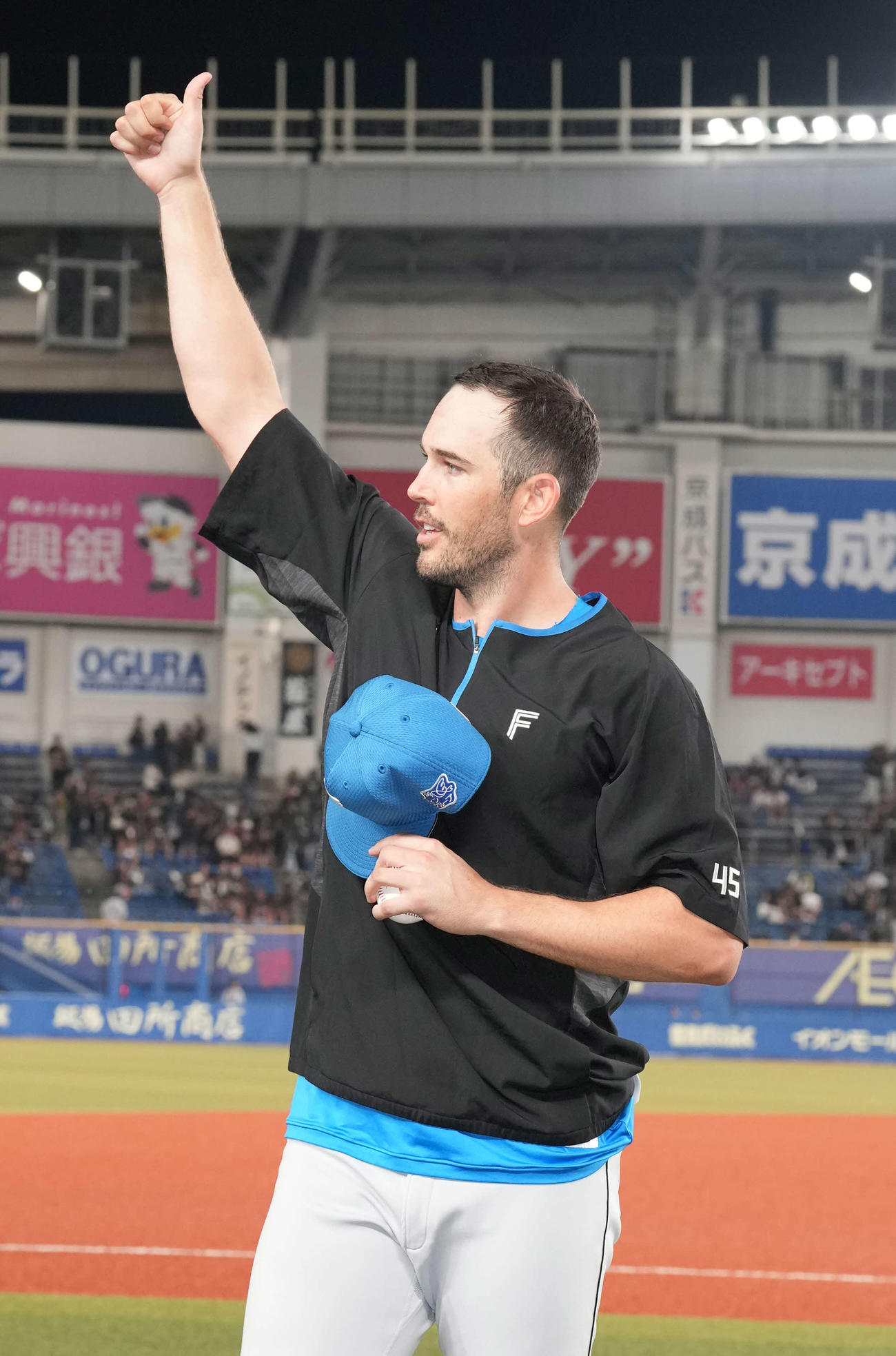 ロッテ対日本ハム　今季初勝利を挙げた日本ハム先発のバーヘイゲンはスタンドの声援に応える（撮影・小沢裕）