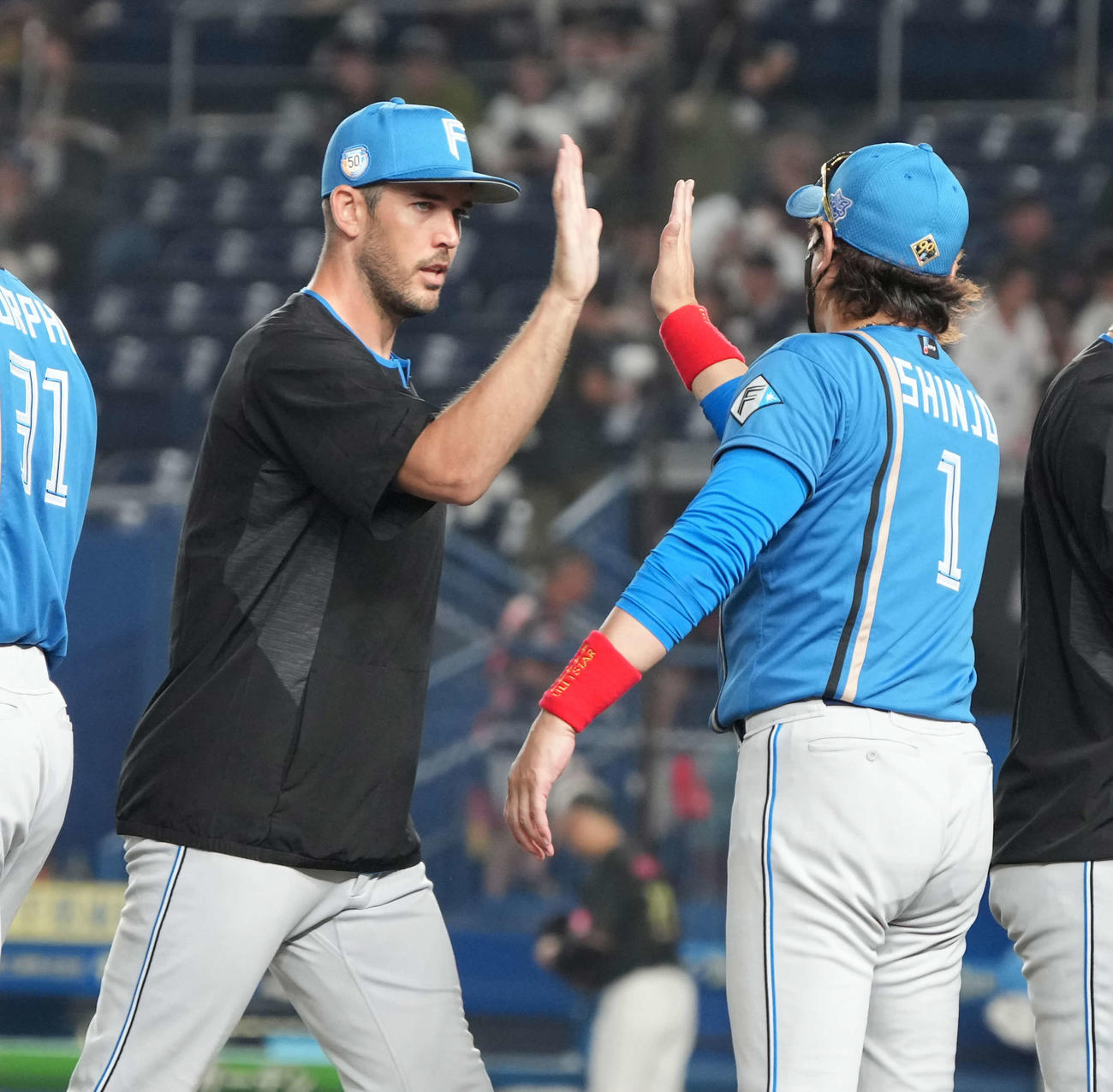 ロッテ対日本ハム　日本ハム先発のバーヘイゲン（左）は今季初勝利を挙げて新庄監督とハイタッチ（撮影・小沢裕）