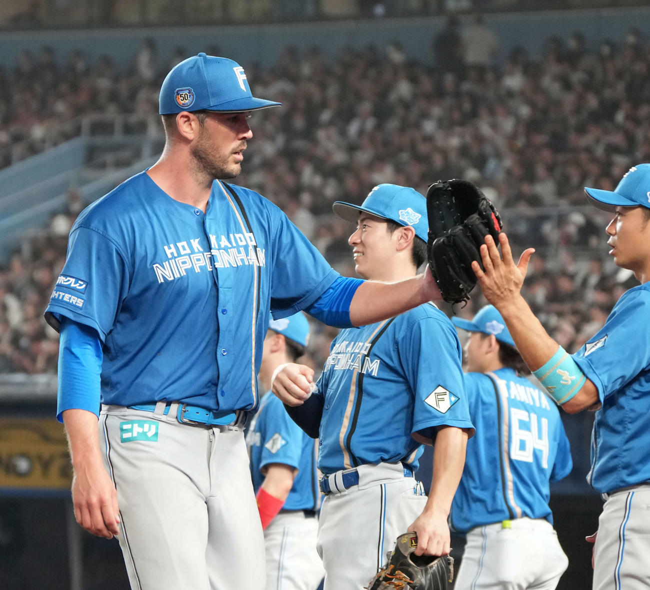 ロッテ対日本ハム　5回の投球を終えベンチへ引き揚げる日本ハム先発のバーヘイゲン（撮影・小沢裕）