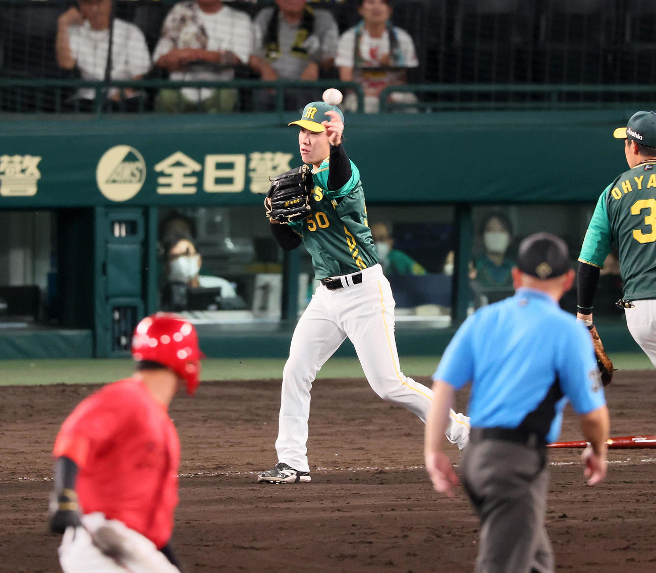 阪神対広島　11回表広島無死一塁、富田は矢野のバントを一塁へ悪送球する（撮影・加藤哉）