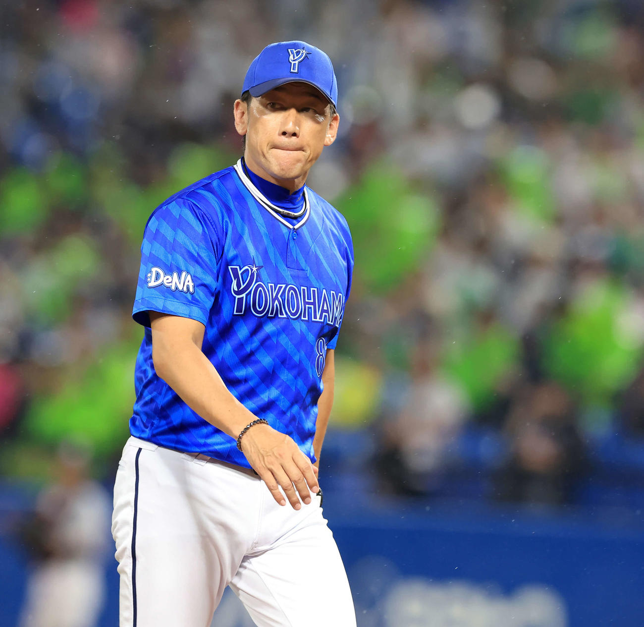 ヤクルト対DeNA 8回裏ヤクルトに勝ち越しを許し、投手交代を告げたDeNA三浦監督はくちびるをかみしめてベンチに戻る（撮影・浅見桂子）