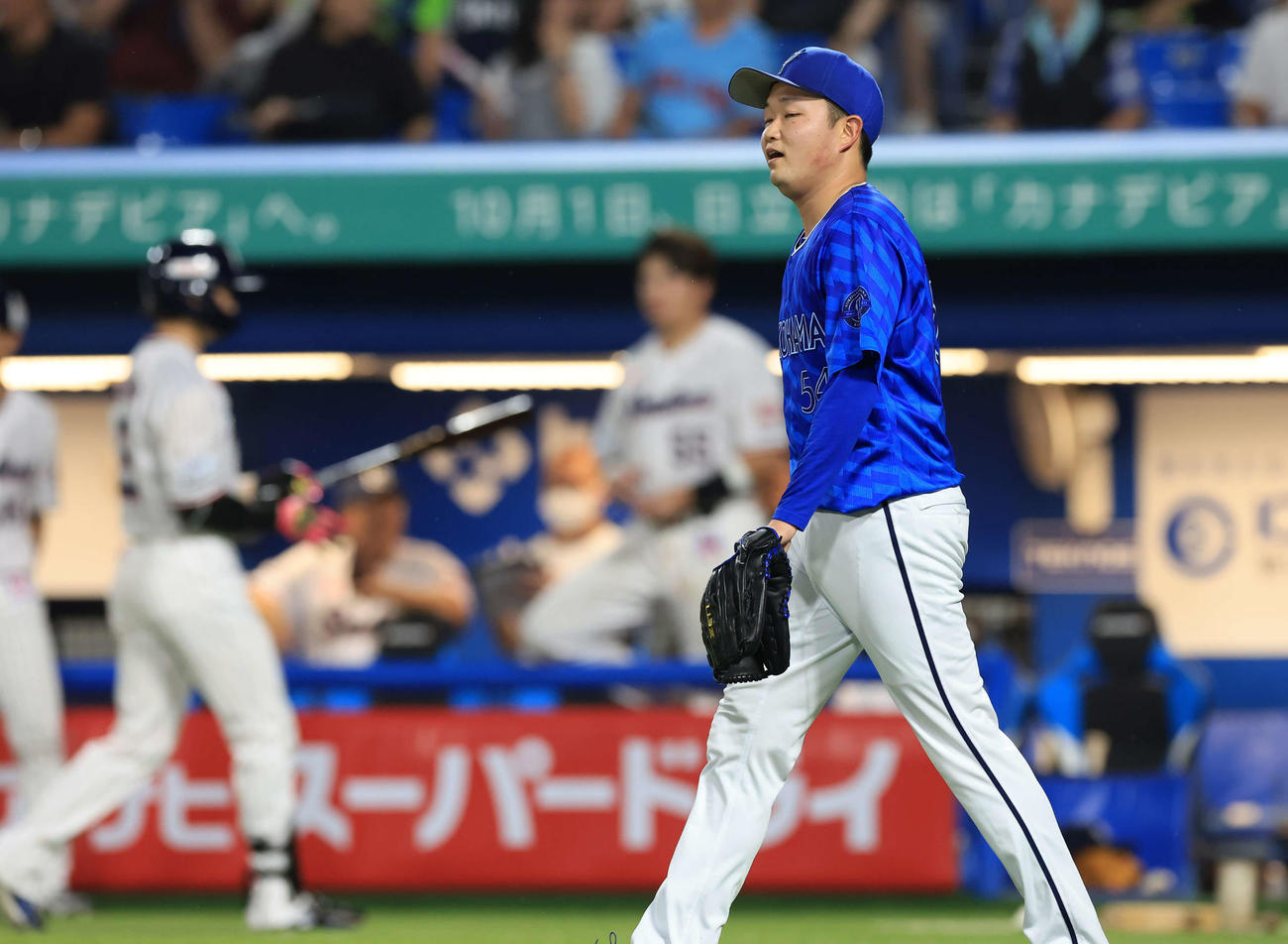 ヤクルト対DeNA 5回裏ヤクルト無死満塁、長岡に右越え2点適時二塁打を許し、喜ぶヤクルトベンチを背に悔しそうにマウンドに戻る石田裕（撮影・浅見桂子）