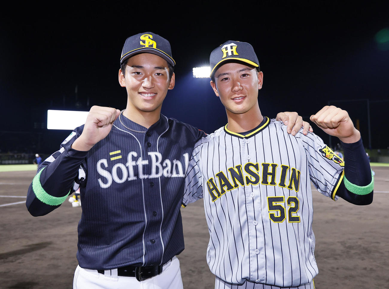 全イ対全ウ　試合を終え写真に納まるソフトバンク前田（左）と阪神山田（撮影・藤尾明華）