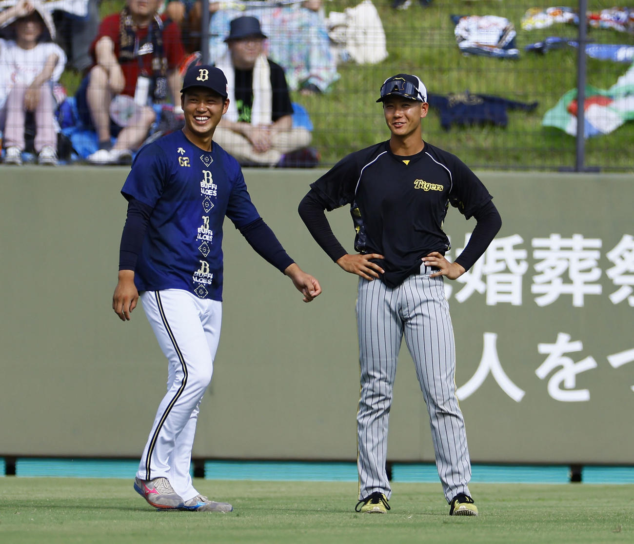 談笑するオリックス堀（左）と阪神山田（撮影・藤尾明華）