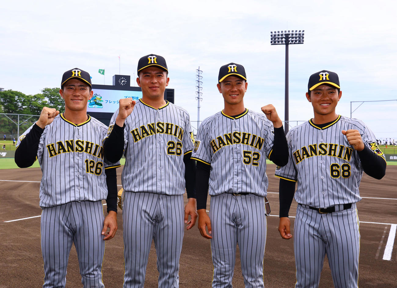 試合を前に記念写真する、左から阪神福島、椎葉、山田、中川（撮影・藤尾明華）
