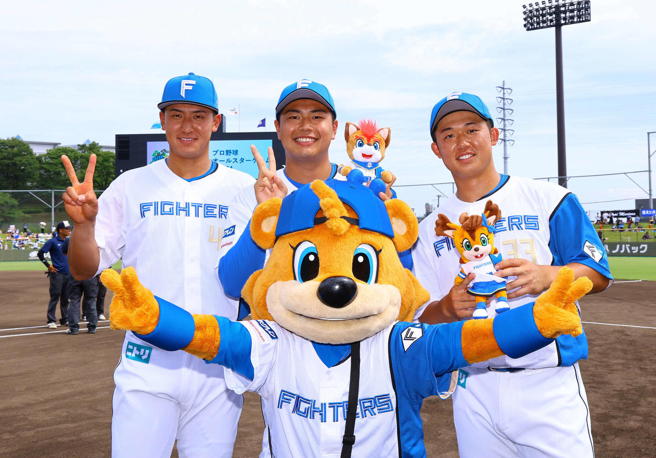 試合を前に記念写真に納まる、左から日本ハム阪口、松浦、進藤（撮影・藤尾明華）