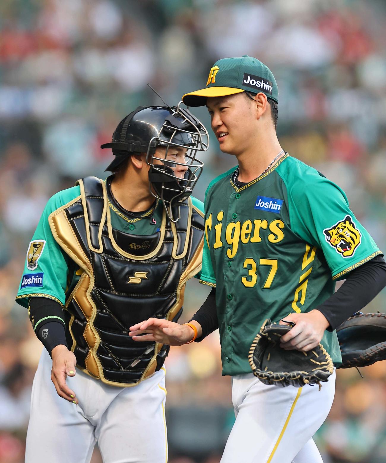 阪神対広島　初回を無失点に抑えた及川（右）は梅野と笑顔を見せながらハイタッチをする（撮影・上田博志）