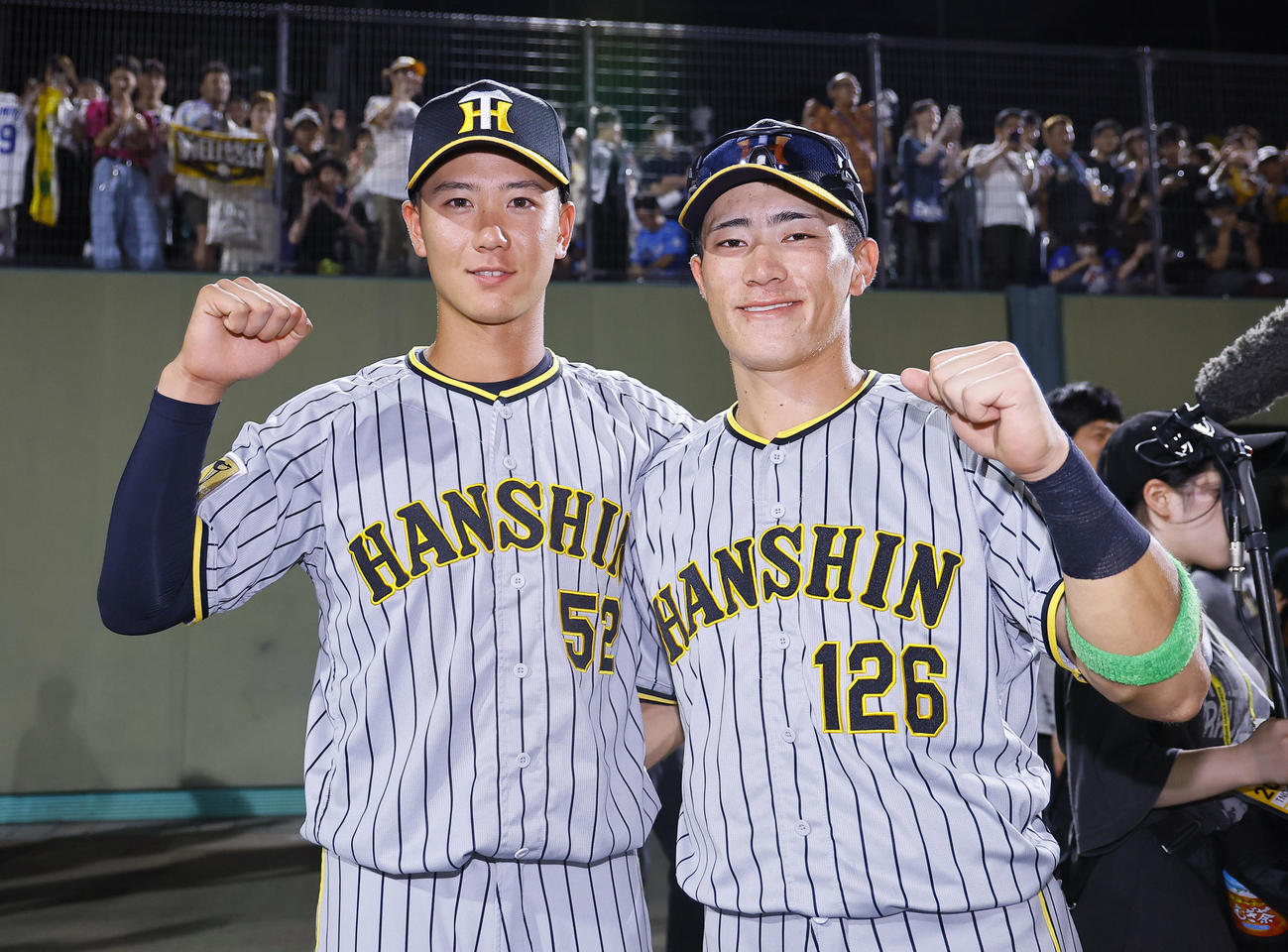 全イ対全ウ　試合を終え笑顔を見せる阪神山田（左）と福島（撮影・藤尾明華）