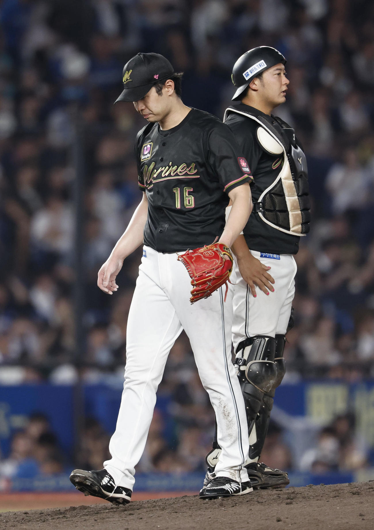 5回途中、降板するロッテ種市（共同）