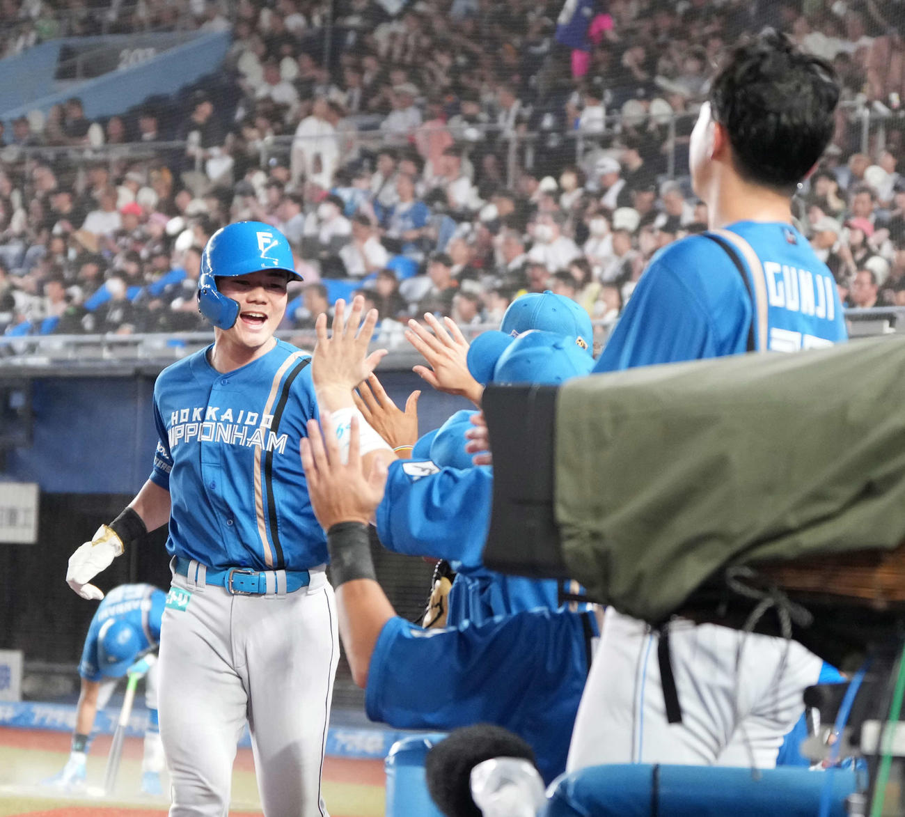 ロッテ対日本ハム　4回表日本ハム1死二塁、奈良間の中前適時打で生還した清宮（左）はベンチのナインの祝福を受ける（撮影・小沢裕）
