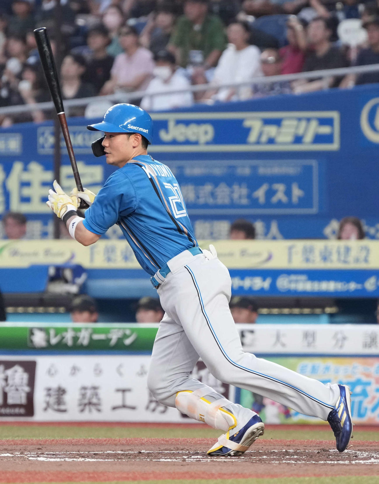 ロッテ対日本ハム　2回表日本ハム1死一、二塁、清宮は中前打を放つ（撮影・小沢裕）