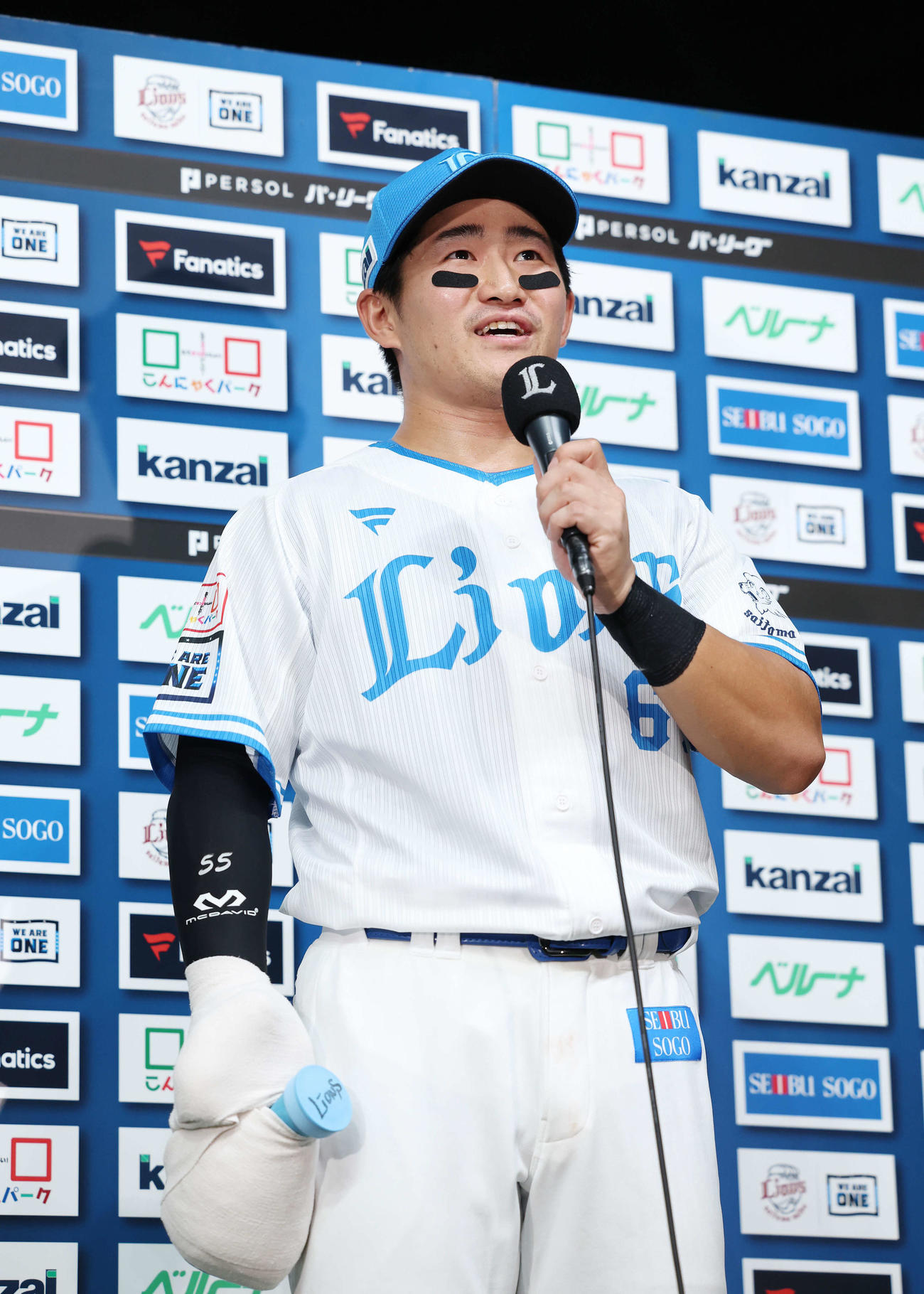 西武対ソフトバンク　ソフトバンクに勝利し、お立ち台でインタビューに答える西武野村大（撮影・河田真司）