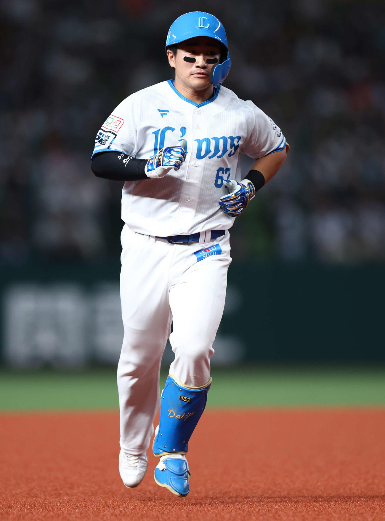 西武対ソフトバンク　1回裏西武1死二塁、左越え先制2点本塁打を放ち、ダイヤモンドを回る野村大（撮影・河田真司）