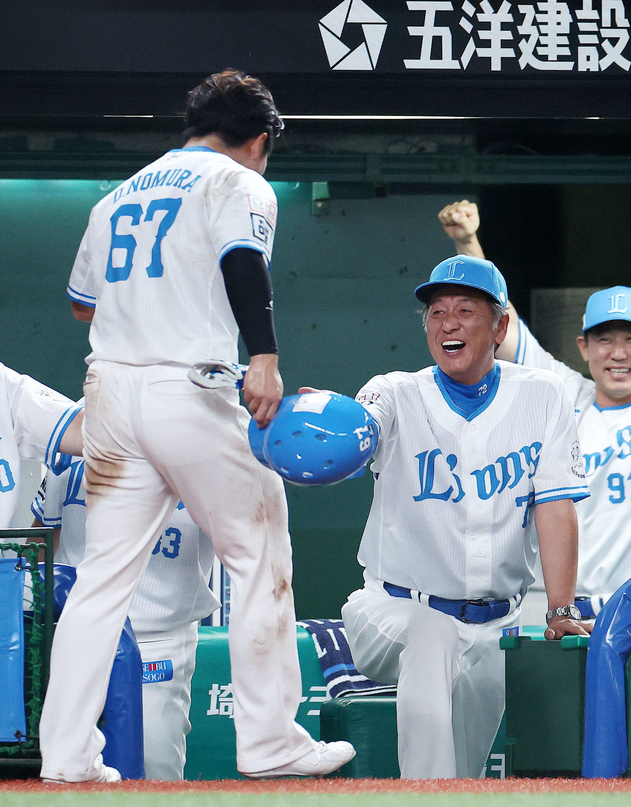 西武対ソフトバンク　8回裏西武2死満塁、外崎の勝ち越し2点適時二塁打で生還する野村大（左）を笑顔で迎える渡辺監督代行（撮影・河田真司）