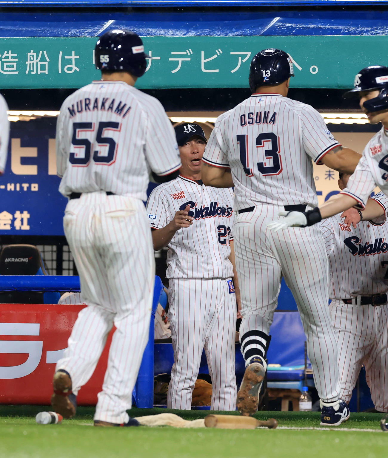 ヤクルト対DeNA 8回裏ヤクルト無死一塁、オスナ（右）が2点本塁打を放ち、笑顔で迎える高津監督（中央）（撮影・浅見桂子）