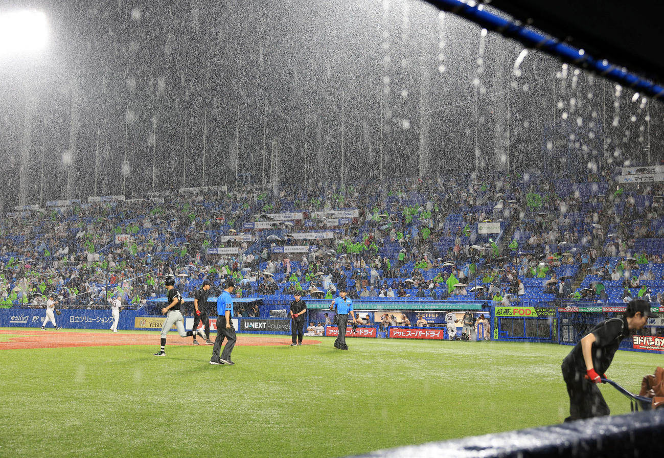 ヤクルト対DeNA 9回表DeNAの攻撃中も豪雨で中断した（撮影・浅見桂子）