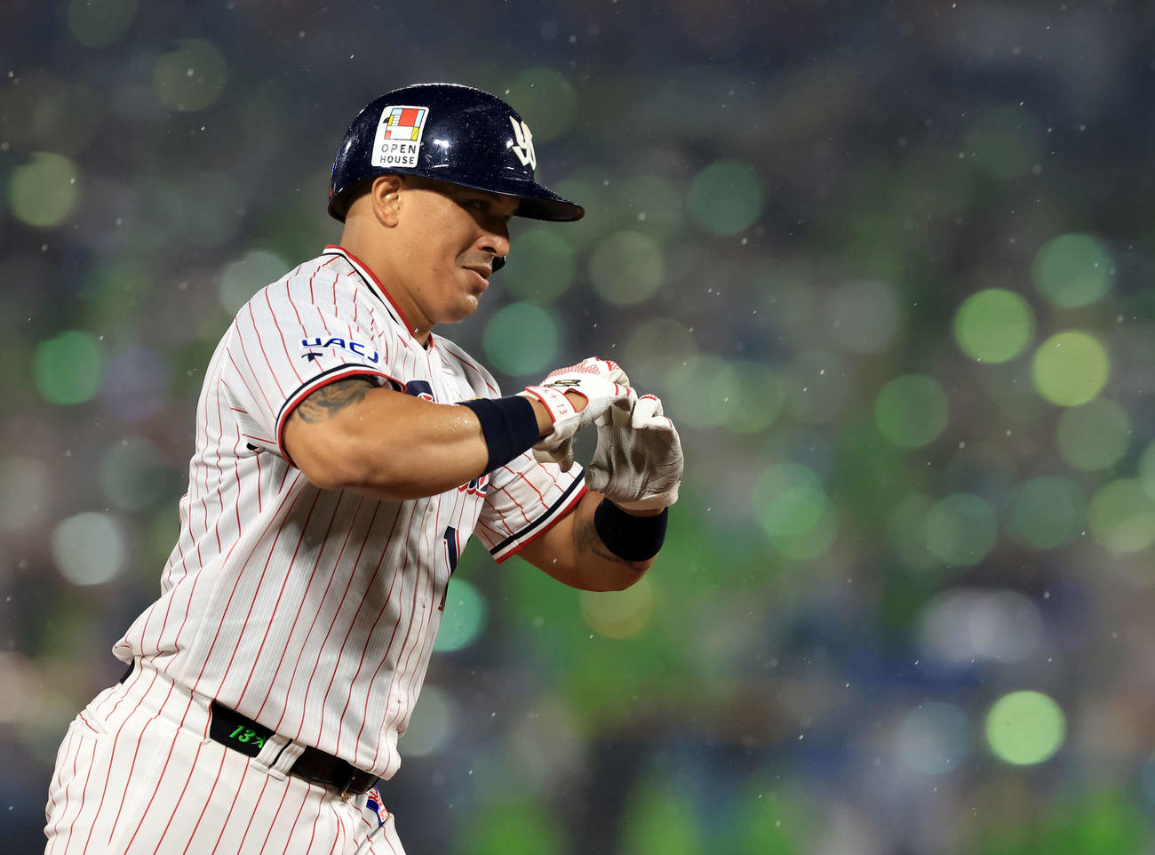 ヤクルト対DeNA 8回裏ヤクルト無死一塁、オスナは2点本塁打を放ちハートマークで三塁を回る（撮影・浅見桂子）