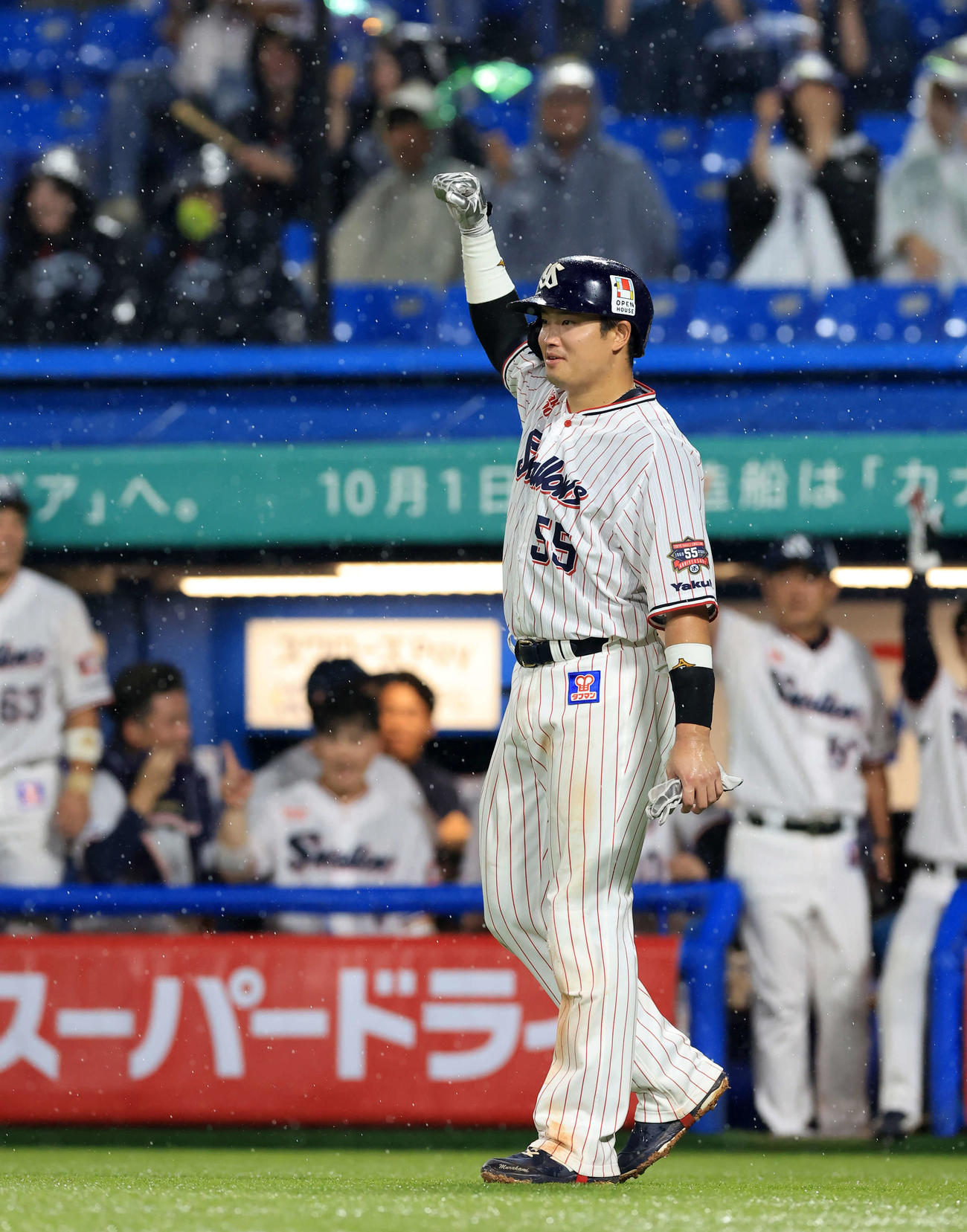 ヤクルト対DeNA 8回裏ヤクルト無死一塁、オスナが2点本塁打を放ち、ガッツポーズで迎える村上（撮影・浅見桂子）