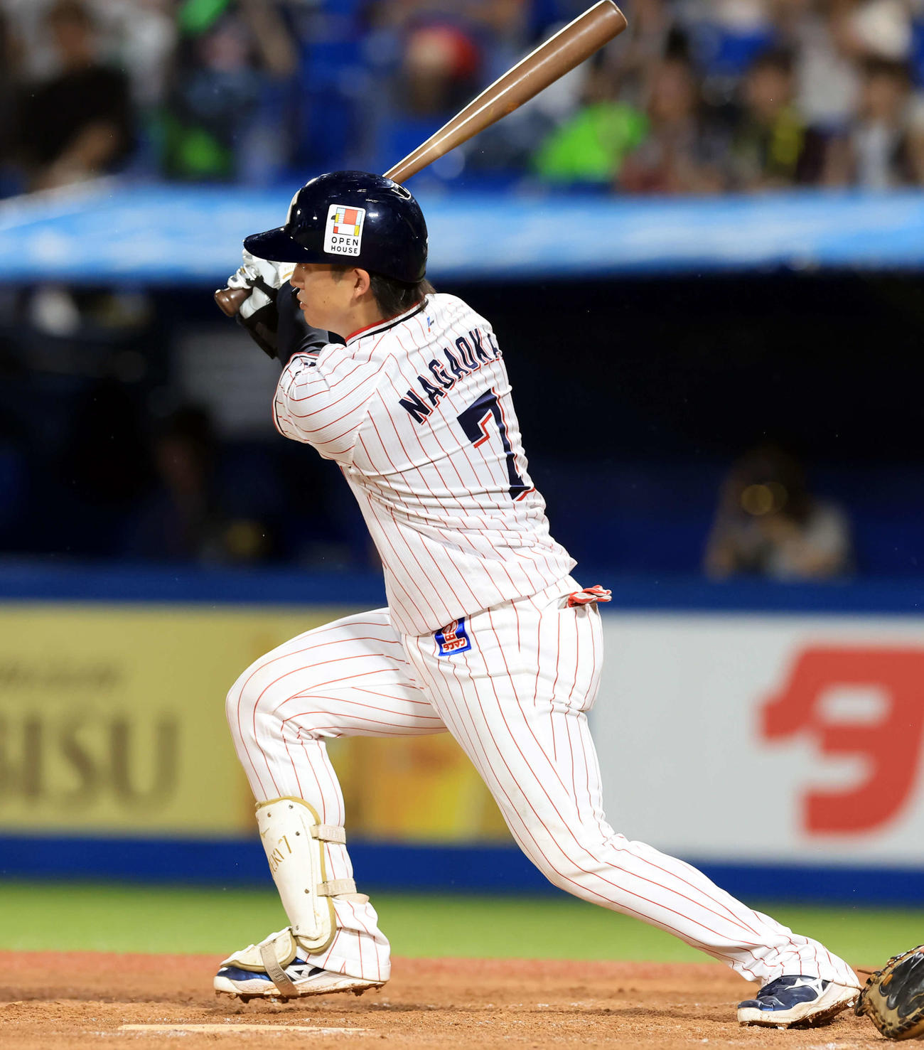 ヤクルト対DeNA 5回裏ヤクルト無死満塁、長岡は右越え2点適時二塁打を放つ（撮影・浅見桂子）