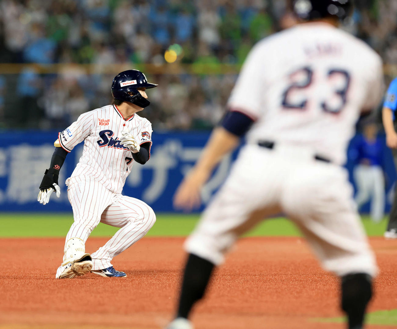 ヤクルト対DeNA 5回裏ヤクルト無死満塁、長岡（左）は右越え2点適時二塁打を放ち、二塁を回るも、前を走る青木が三塁で止まり二塁に戻る（撮影・浅見桂子）