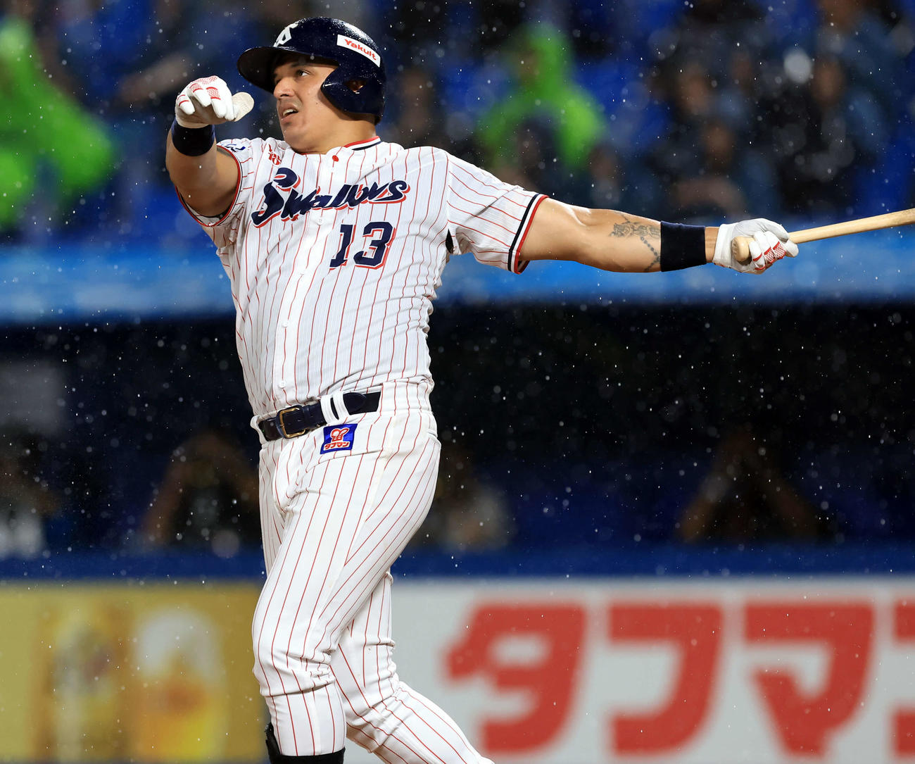 ヤクルト対DeNA 8回裏ヤクルト無死一塁、オスナは2点本塁打を放つ（撮影・浅見桂子）