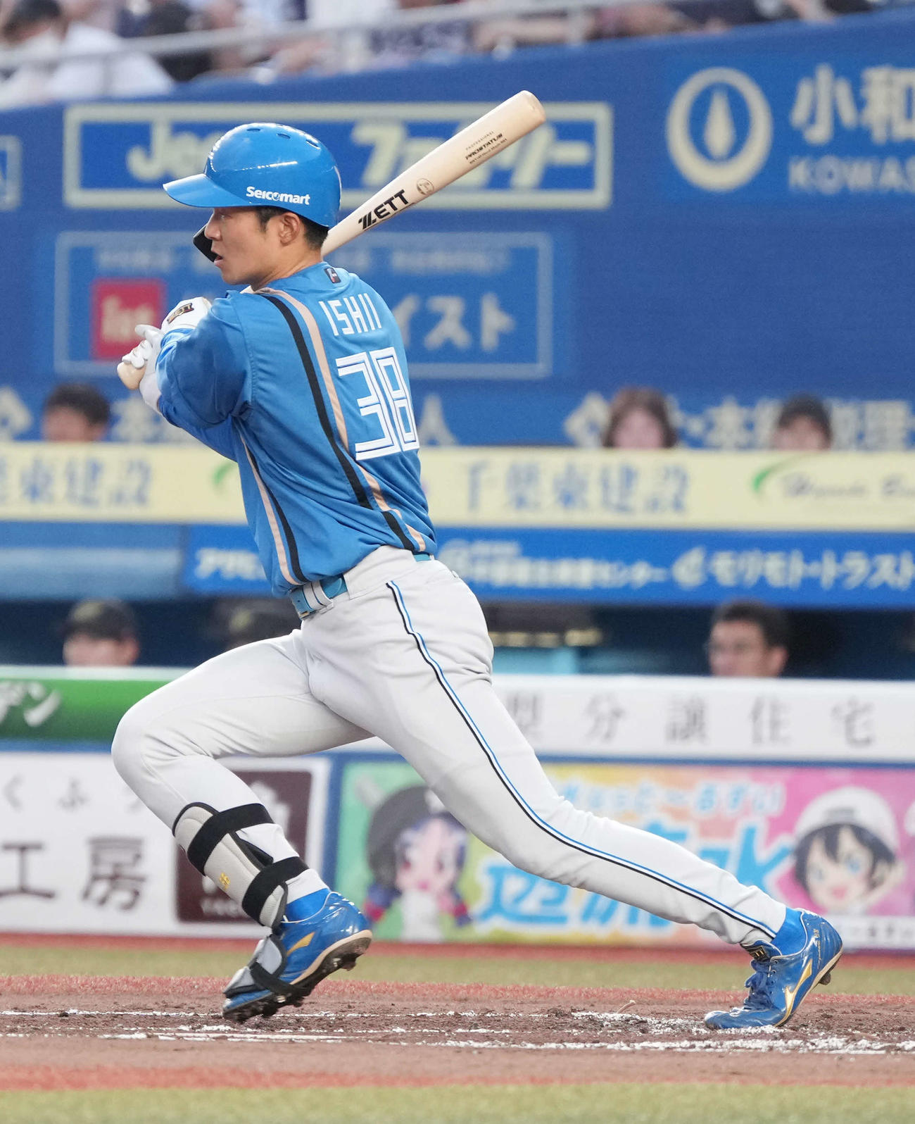 ロッテ対日本ハム　2回表日本ハム無死一塁、石井は右前打を放つ（撮影・小沢裕）