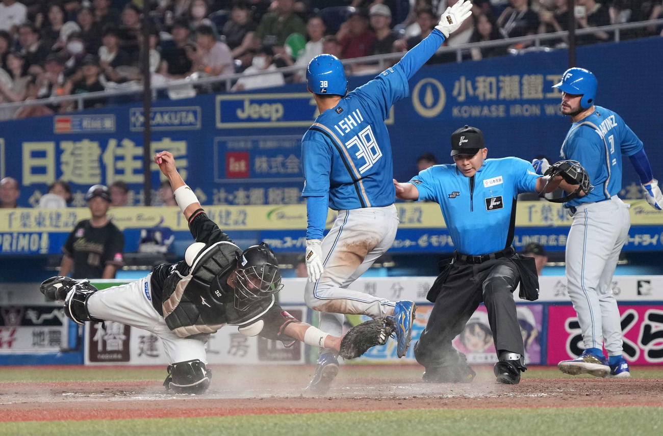 ロッテ対日本ハム　5回表日本ハム無死一、二塁、代打水谷の右適時二塁打でマルティネス（右）に続いて一塁走者の石井（中央）の2者が生還する（撮影・小沢裕）