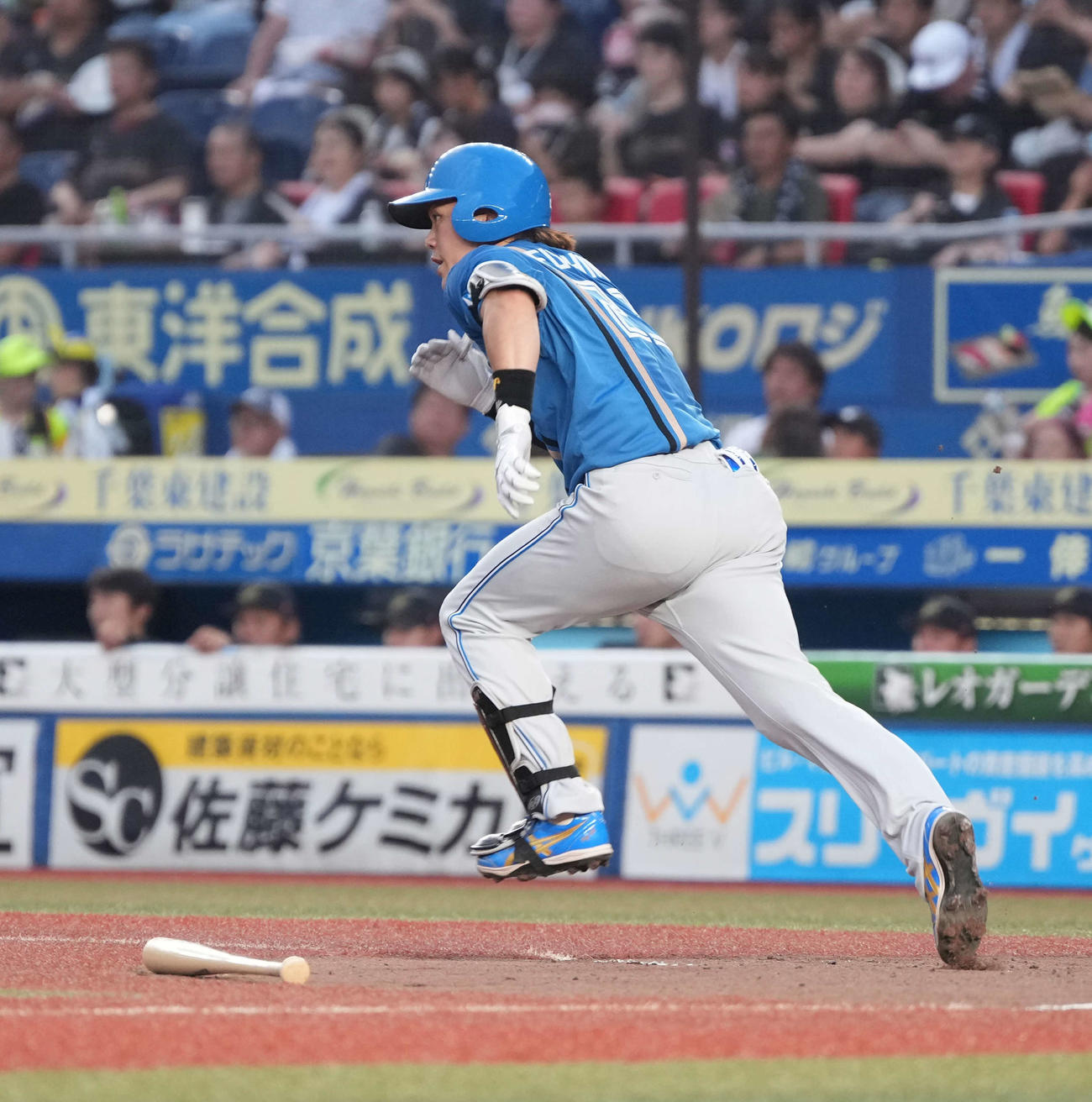 ロッテ対日本ハム　2回表日本ハム1死満塁、伏見は先制中前打を放つ（撮影・小沢裕）