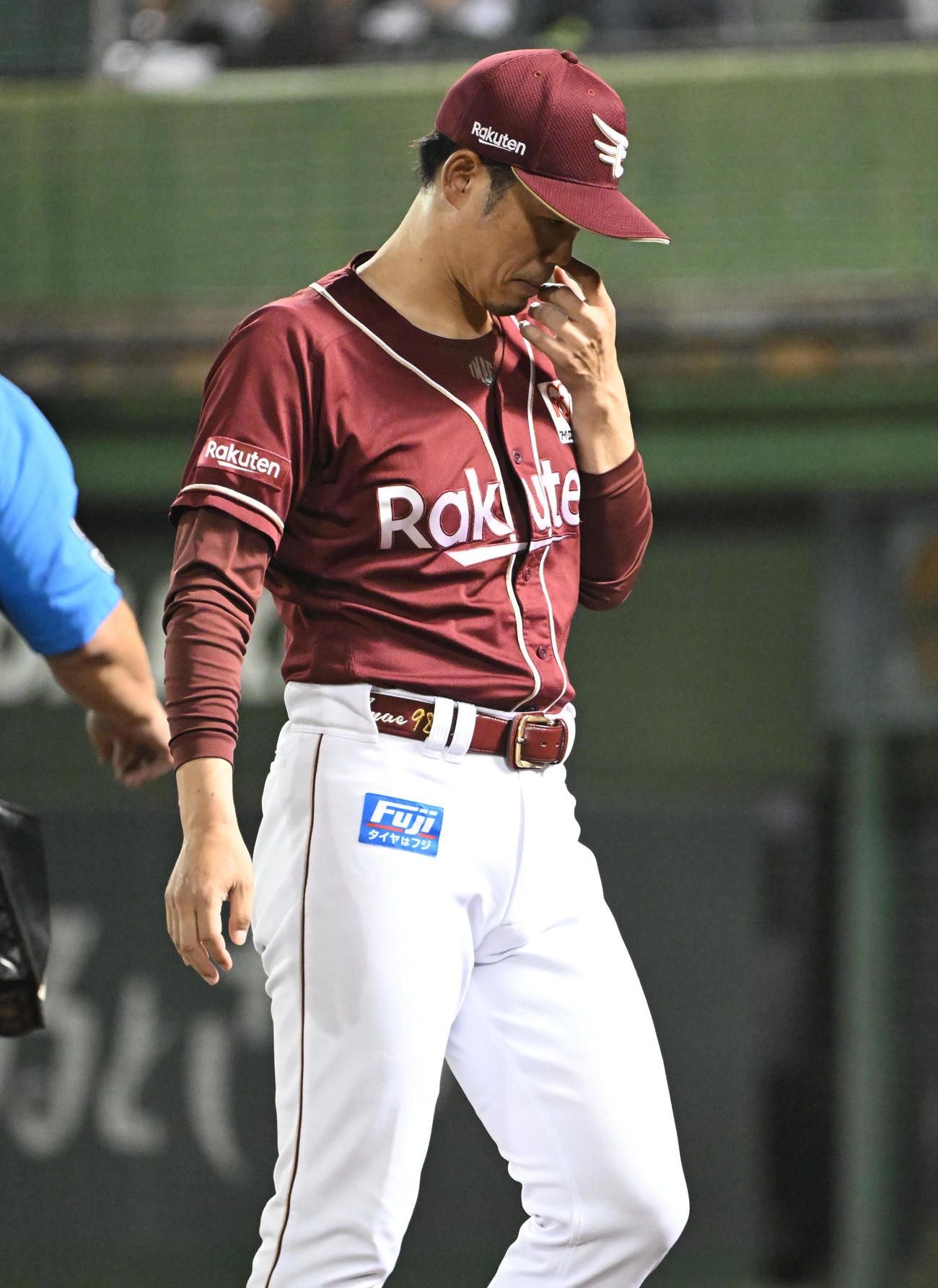 オリックス対楽天　6回裏オリックス無死満塁、岸の降板を告げる楽天今江監督（撮影・和賀正仁）