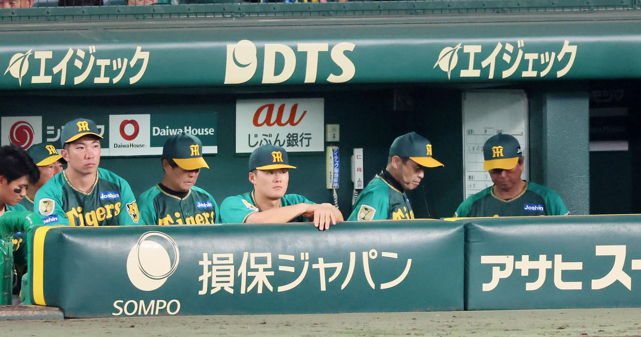 阪神対広島　11回裏阪神2死、岡田監督は近本の中飛を見届けベンチから引き揚げる（撮影・加藤哉）