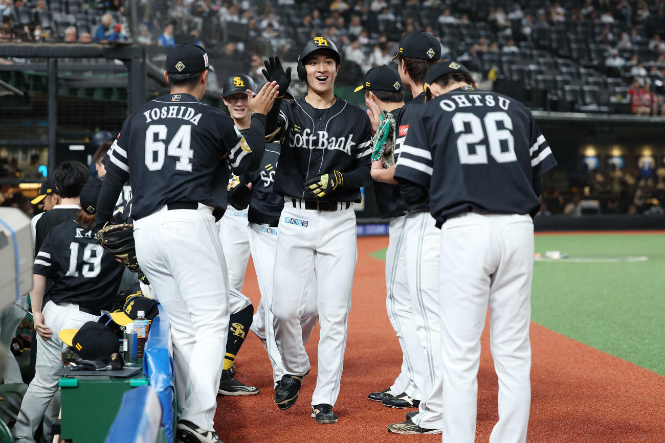 西武対ソフトバンク　2回表ソフトバンク1死一、二塁、右越え同点3点本塁打で生還し、チームメートに迎えられる柳町（中央）（撮影・河田真司）