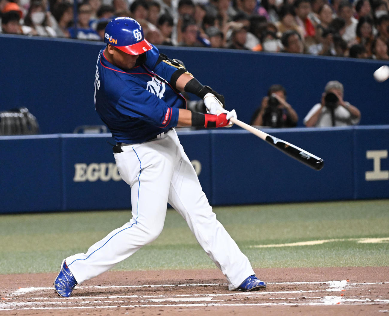 中日対巨人　6回裏中日2死、中田は左中間に本塁打を放つ（撮影・前岡正明）