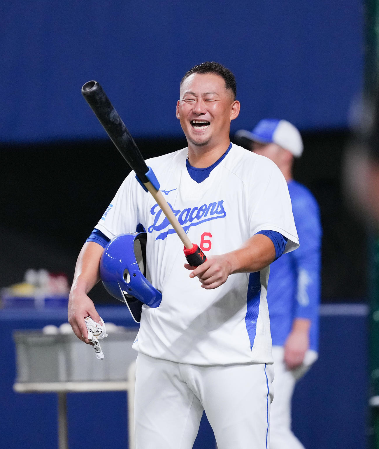 中日対巨人　試合前、笑顔で練習する中日中田（撮影・菅敏）