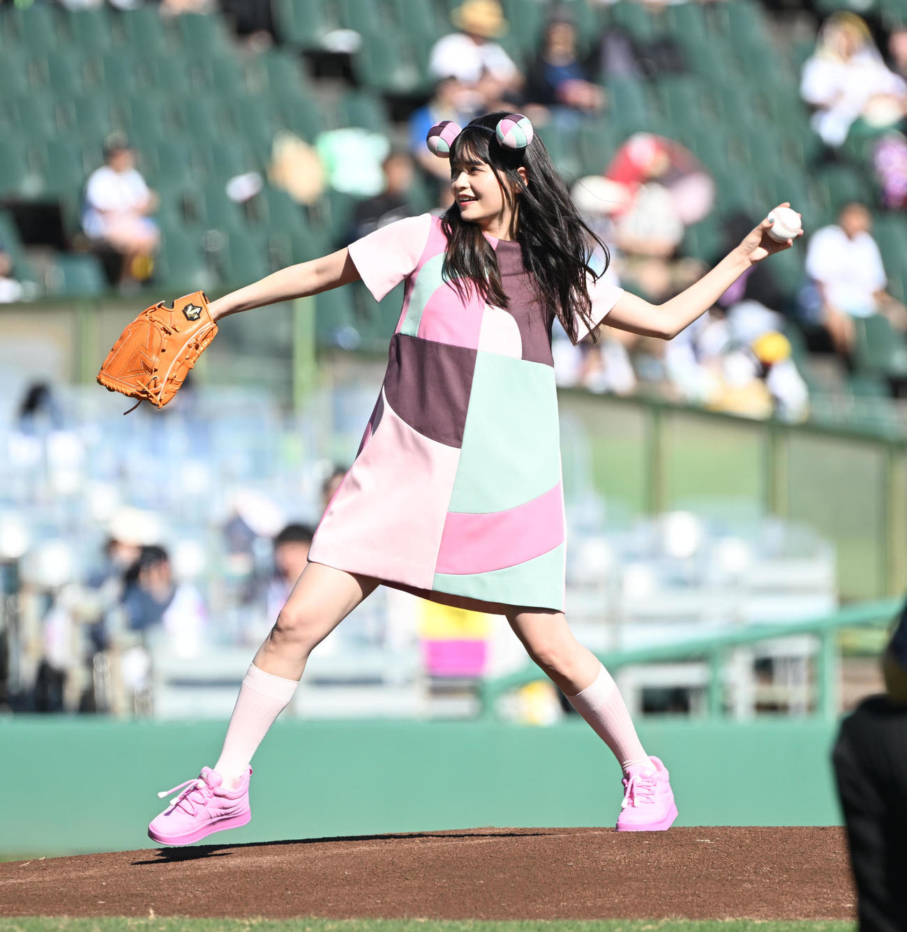 オリックス対楽天　特別始球式を行う景井ひな（撮影・和賀正仁）