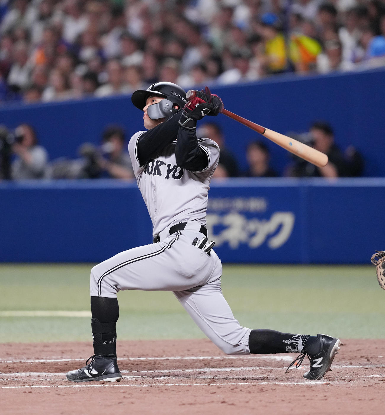 中日対巨人　5回表巨人無死一塁、左越えに2点本塁打を放つ若林＝2024年7月21日