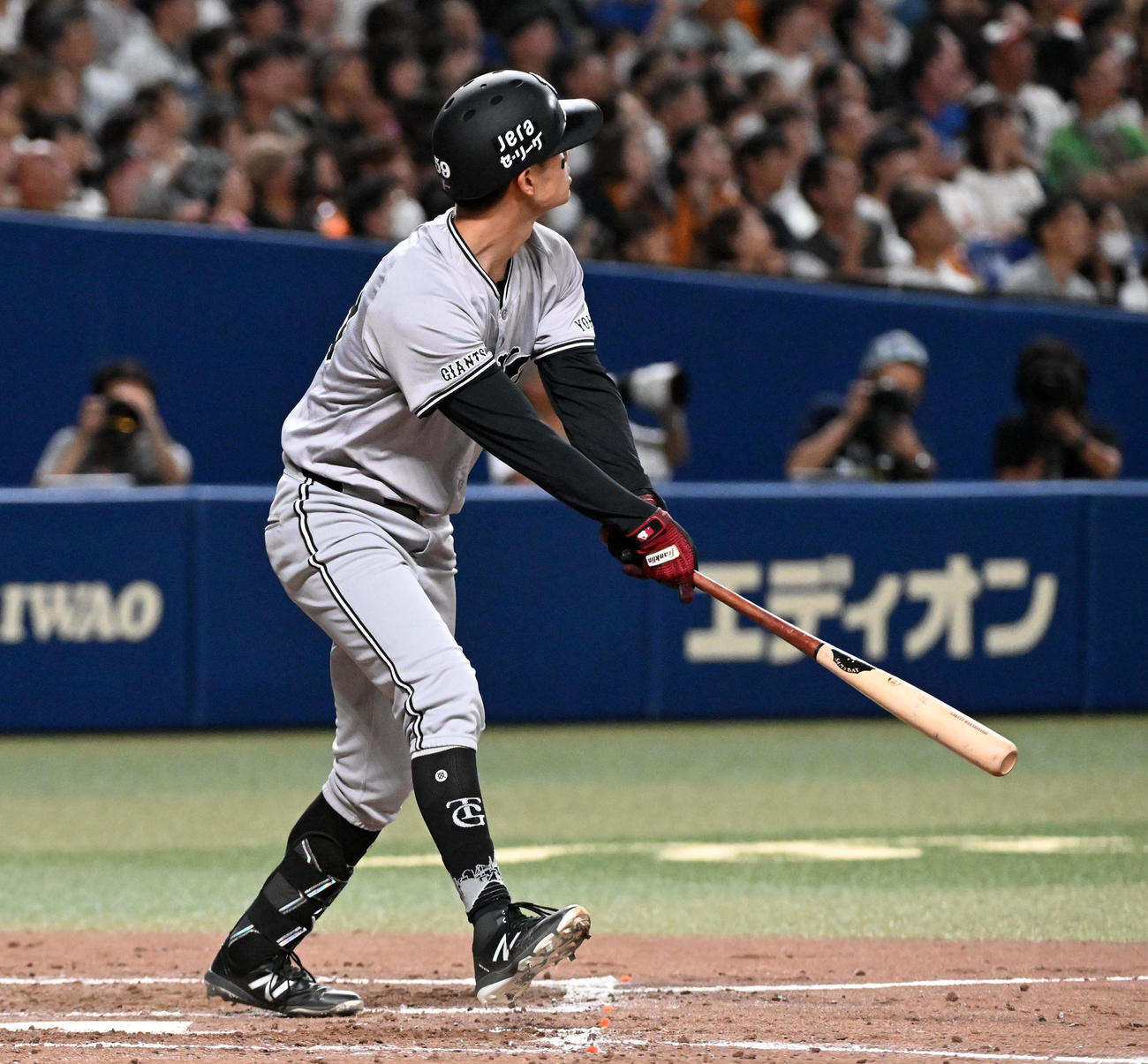 中日対巨人　5回表巨人無死一塁、若林は先制の左越え2点本塁打を放つ（撮影・前岡正明）