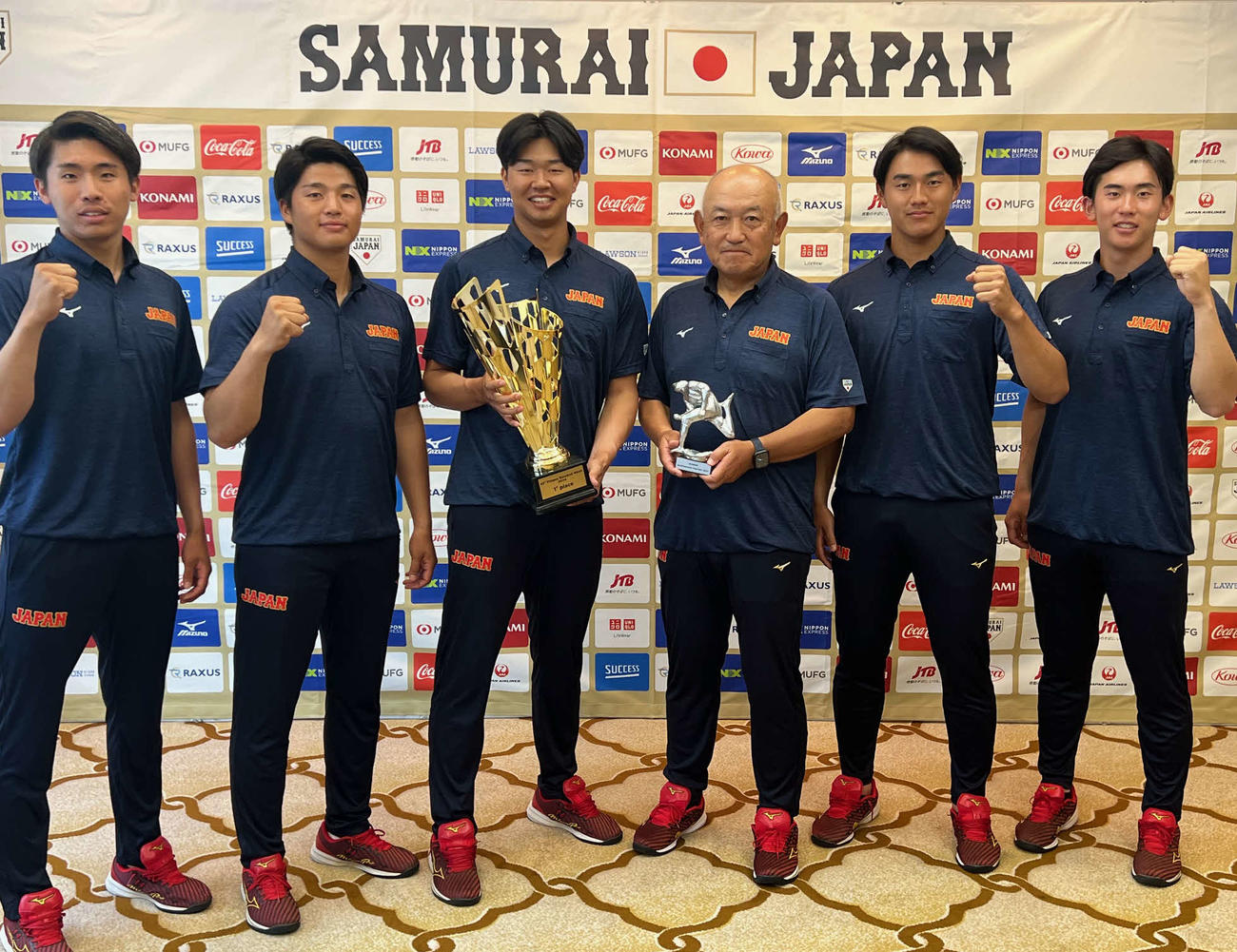 連続優勝での帰国会見を行った印出太一主将（左から3人目）ら大学野球日本代表（撮影・金子真仁）